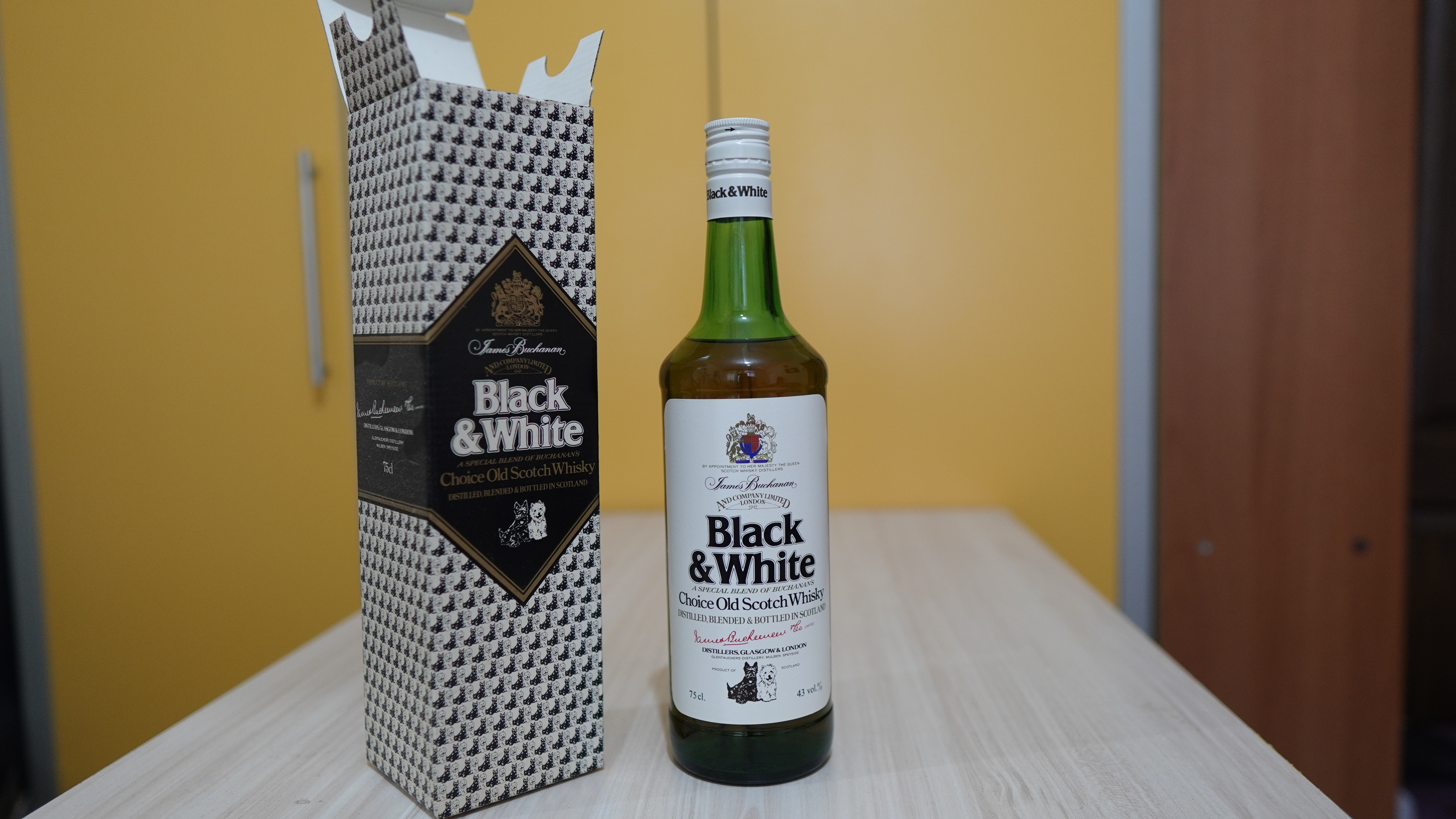 Black & White Scotch Whisky (Orijinal İskoç Viskisi) 1976