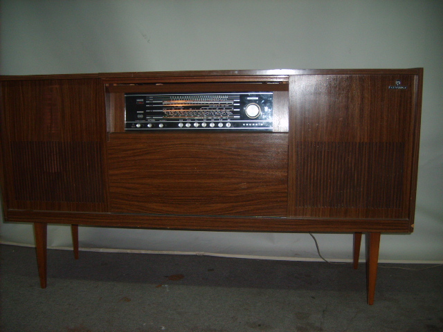 Grundig Pikaplı Radyolu Müzik Dolabı