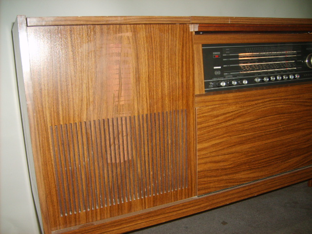 Grundig Pikaplı Radyolu Müzik Dolabı