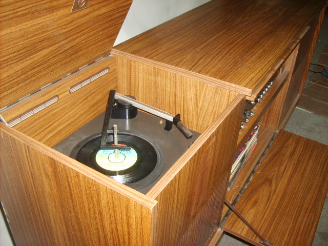 Grundig Pikaplı Radyolu Müzik Dolabı